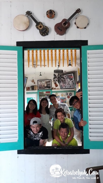 Ibu Djuharni & Keluarga Tour Belitung