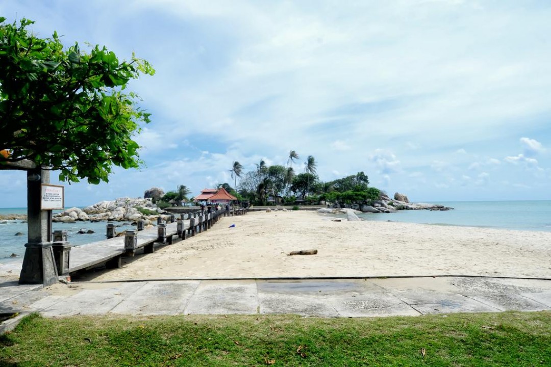 Keindahan Pantai Parai Pulau Bangka